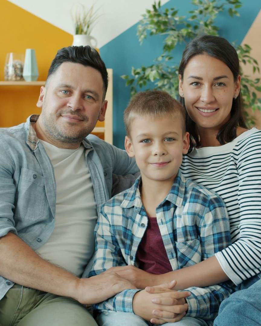 Família sorrindo em casa